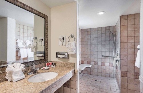 Lodi Hotel | Days Inn & Suites by Wyndham Lodi