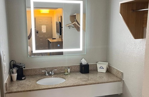 Tillmans Corner Hotel | Days Inn & Suites by Wyndham Mobile
