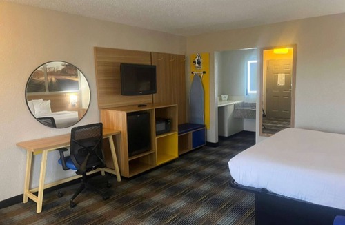 Tillmans Corner Hotel | Days Inn & Suites by Wyndham Mobile