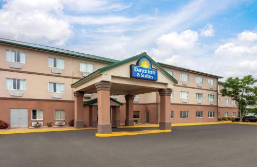 Morris Hotel | Days Inn & Suites by Wyndham Morris I-80