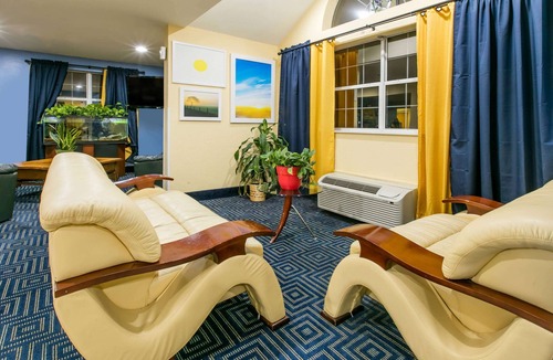 Pryor Hotel | Days Inn & Suites by Wyndham Pryor
