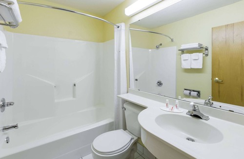 Pryor Hotel | Days Inn & Suites by Wyndham Pryor