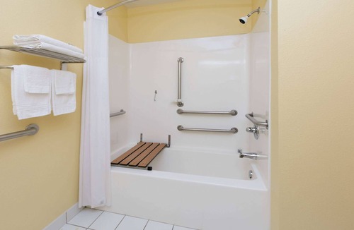 Pryor Hotel | Days Inn & Suites by Wyndham Pryor