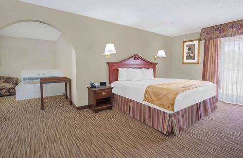 Gallup Hotel | Days Inn & Suites by Wyndham Red Rock-Gallup