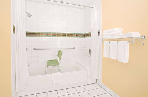 Gallup Hotel | Days Inn & Suites by Wyndham Red Rock-Gallup