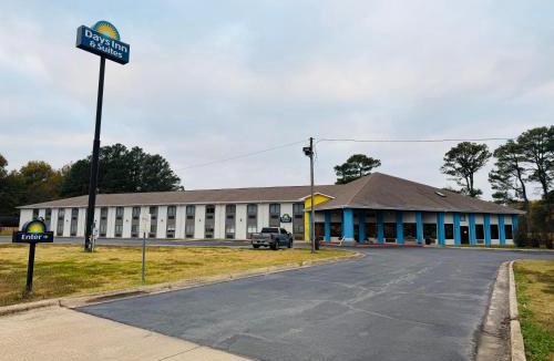 Brinkley Hotel | Days Inn & Suites by Wyndham Brinkley