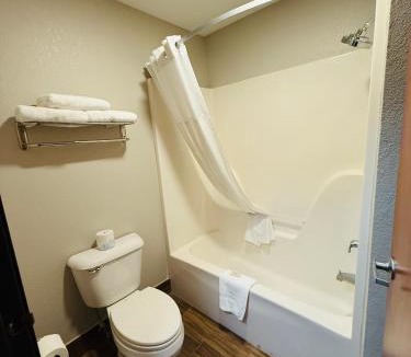 Brinkley Hotel | Days Inn & Suites by Wyndham Brinkley