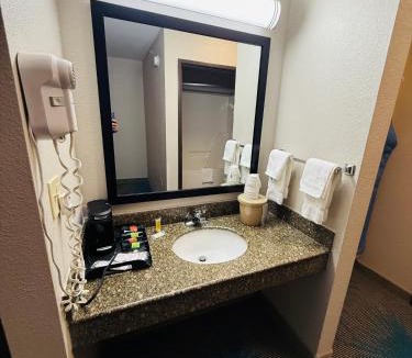 Brinkley Hotel | Days Inn & Suites by Wyndham Brinkley