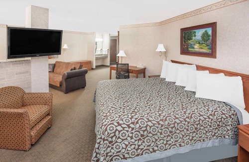 Brinkley Hotel | Days Inn & Suites by Wyndham Brinkley