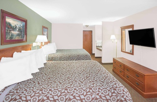 Brinkley Hotel | Days Inn & Suites by Wyndham Brinkley