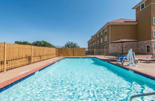 Cleburne Hotel | Days Inn & Suites by Wyndham Cleburne TX