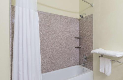 Cleburne Hotel | Days Inn & Suites by Wyndham Cleburne TX