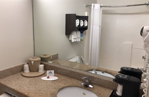 Conroe Hotel | Days Inn & Suites by Wyndham Conroe North