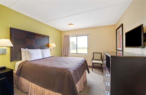 DeSoto Hotel | Days Inn & Suites by Wyndham DeSoto