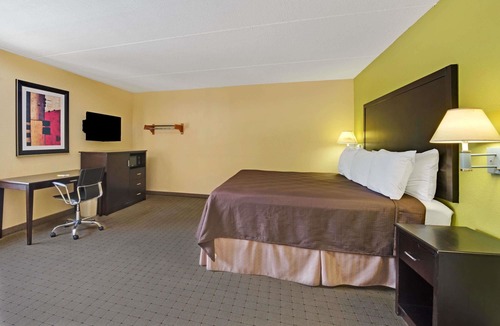 DeSoto Hotel | Days Inn & Suites by Wyndham DeSoto