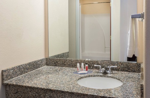 Eunice Hotel | Days Inn & Suites by Wyndham Eunice