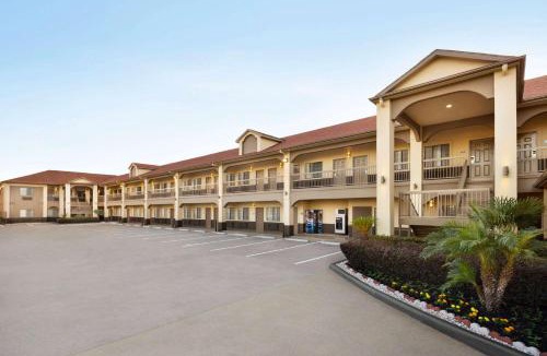 Southeast Houston Hotel | Days Inn & Suites by Wyndham Houston Hobby Airport