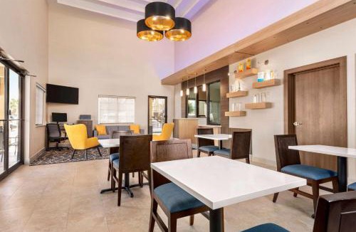 Southeast Houston Hotel | Days Inn & Suites by Wyndham Houston Hobby Airport