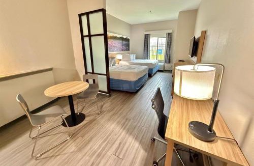Mission Bend Hotel | Days Inn & Suites by Wyndham Houston/West Energy Corridor