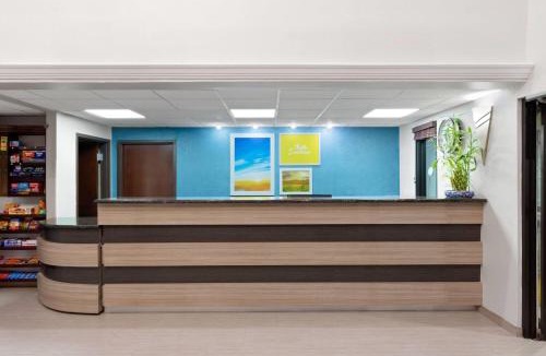 Barker Hotel | Days Inn & Suites by Wyndham Sam Houston Tollway