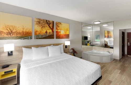 Barker Hotel | Days Inn & Suites by Wyndham Sam Houston Tollway