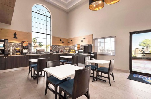 Southeast Houston Hotel | Days Inn & Suites by Wyndham Houston Hobby Airport