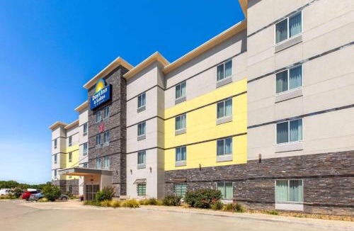 Lubbock Hotel | Days Inn & Suites by Wyndham Lubbock Medical Center