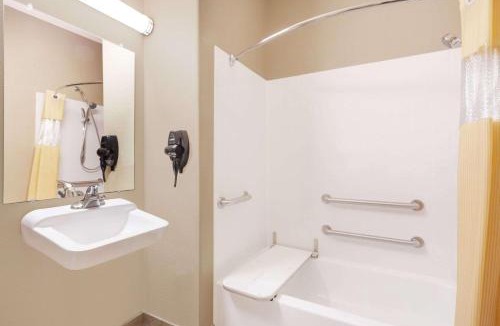 Marquez Hotel | Days Inn & Suites by Wyndham Marquez