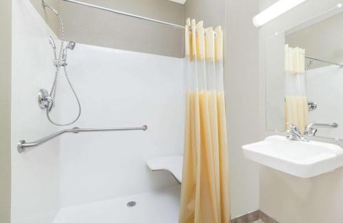 Marquez Hotel | Days Inn & Suites by Wyndham Marquez