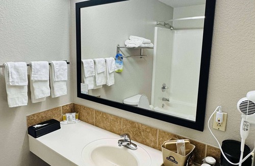 Wynne Hotel | Days Inn & Suites by Wyndham Wynne