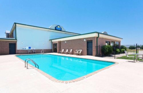 Wynne Hotel | Days Inn & Suites by Wyndham Wynne