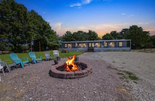 Kingston Hotel | Daze Off Suite 6 - Pet Friendly Suite by The Lodges at Fossil Creek