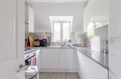 Brondesbury Park Apartment | Dazzling 2BD Flat, 30 Mins from Paddington!