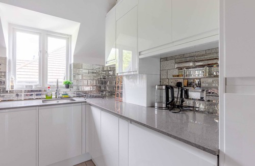 Brondesbury Park Apartment | Dazzling 2BD Flat, 30 Mins from Paddington!