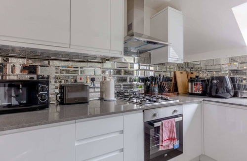 Brondesbury Park Apartment | Dazzling 2BD Flat, 30 Mins from Paddington!