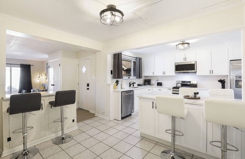 Des Plaines House | Dazzling Des Plaines-Single Level Home w/Fenced Backyard