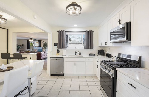 Des Plaines House | Dazzling Des Plaines-Single Level Home w/Fenced Backyard