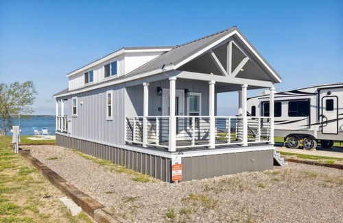 Kerens House | Dazzling + Modern Tiny Lake Home