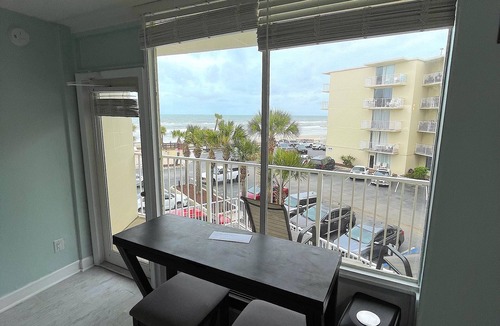Bostwick Park Condo | Dazzling Ocean Front Condo with a Balcony