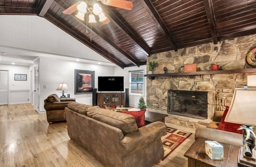 Walnut Mountain Cabin | Dble Kitchen&Dining/On River/Game Room/Sleeps 10