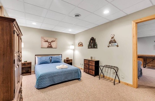 Walnut Mountain Cabin | Dble Kitchen&Dining/On River/Game Room/Sleeps 10