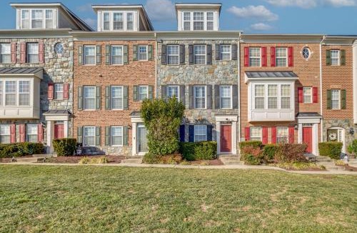 Laurel House | DC Area Base with Easy Transit Access and Game Room