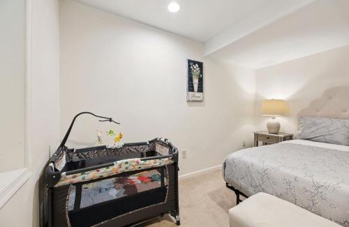 Montgomery Village Apartment | DC Cozy Private Apt in Forest Full Kitchen Luandry