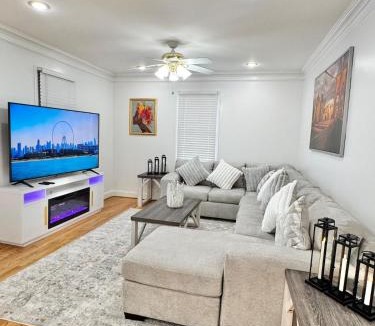 Douglas Park House | DC Getaway Cozy 4BR Oasis by Metro and Airports