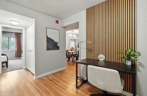 Crystal City Apartment | DC Launchpad Sleeps 8 |King Bed, Balcony & Parking