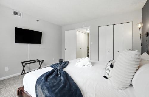 Crystal City Apartment | DC Launchpad Sleeps 8 |King Bed, Balcony & Parking