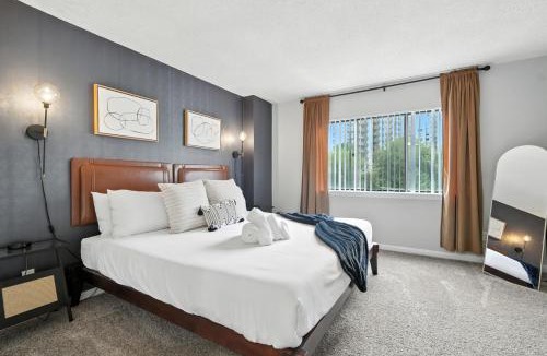Crystal City Apartment | DC Launchpad Sleeps 8 |King Bed, Balcony & Parking