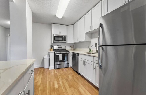 Crystal City Apartment | DC Launchpad Sleeps 8, Gym, Walk to Dining + Metro