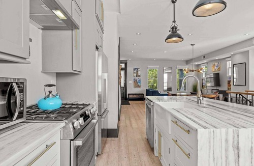 Stronghold Condo | DC Luxury: 5BR, Modern, Rooftop Views, Prime Spot