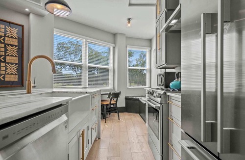 Stronghold Condo | DC Luxury: 5BR, Modern, Rooftop Views, Prime Spot